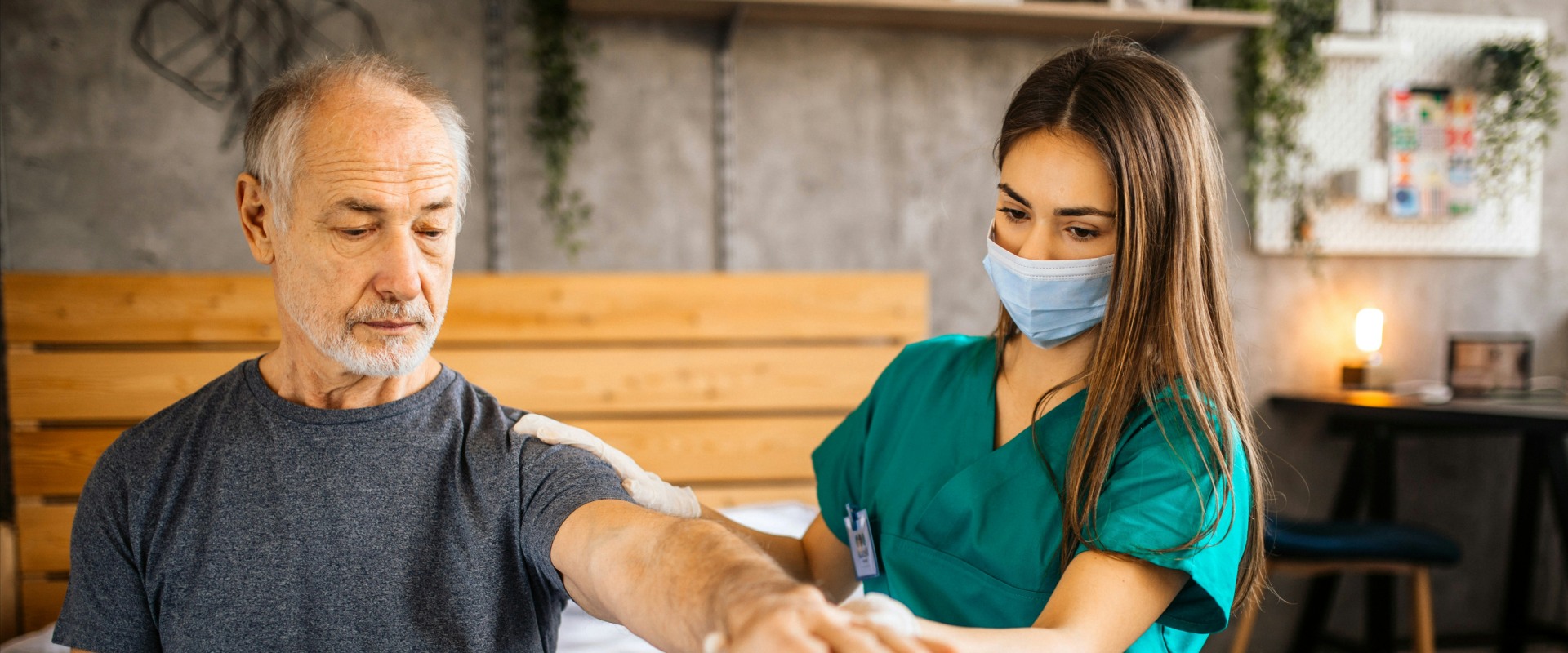 How many hours a day does a home health aide work?